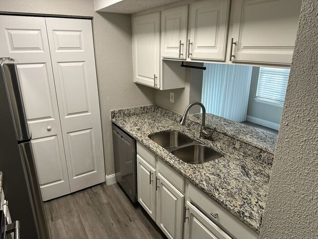 Building Photo - LIKE NEW!!!! 2 Bedroom/2 Bath Condo!! Avai...