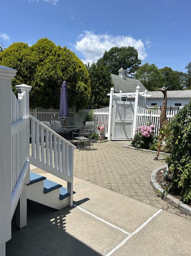 Building Photo - 15 Maple St