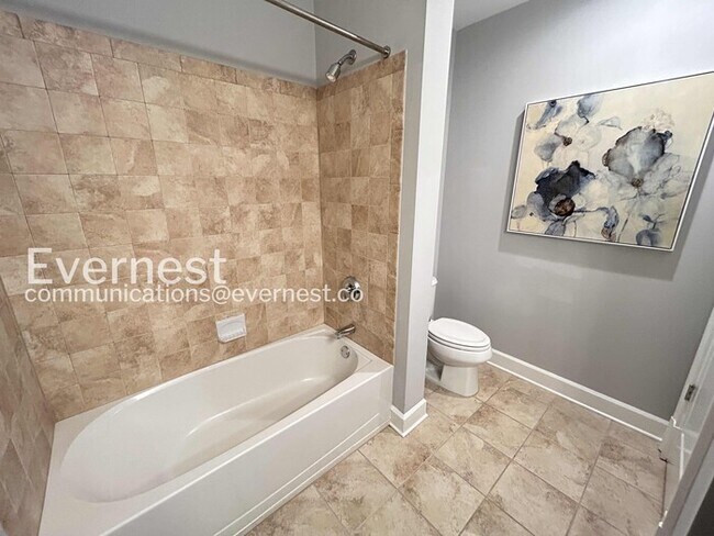 Building Photo - 3 Bed/2.5 Bath Condo with Modern Amenities / Available Now!