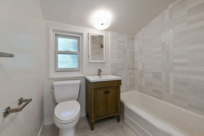 Building Photo - 925 Hawthorn Dr