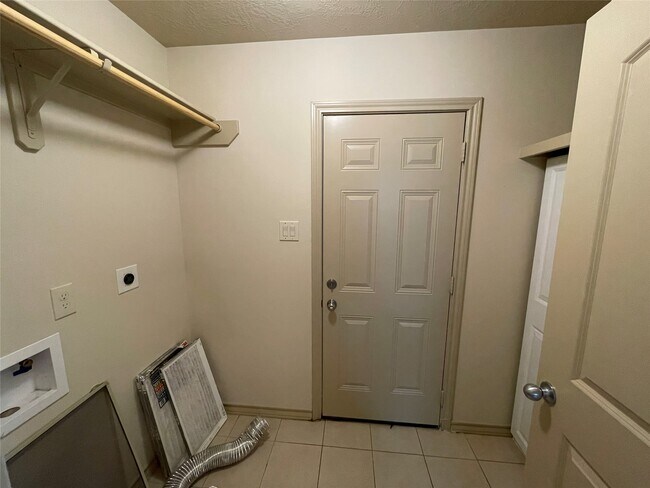 Building Photo - 16928 W Ivanhoe St