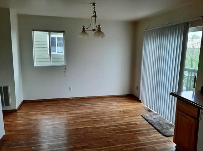 Building Photo - 4 Bedroom Townhome in Hawks Ridge
