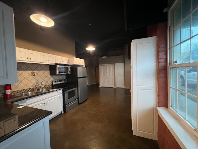 Building Photo - 2002 E 11th St