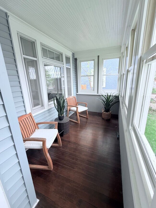 Building Photo - Gorgeous 3 Bedroom with Modern Upgrades!!