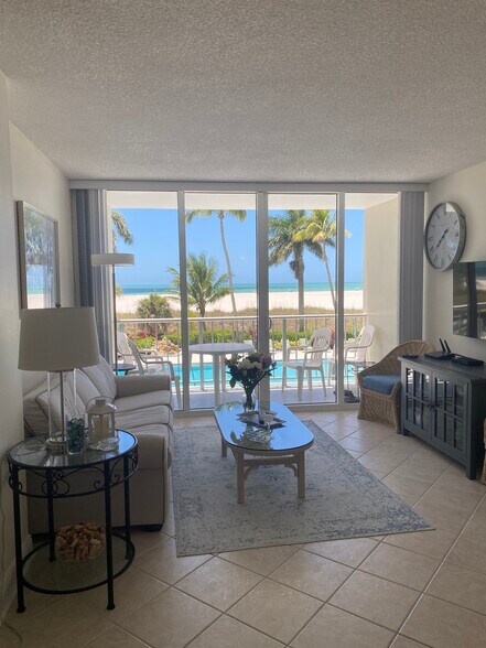 living room - 140 Seaview Ct