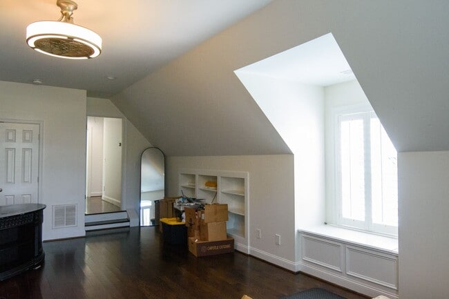 Building Photo - Luxury Living w/ Pool In Brentwood!