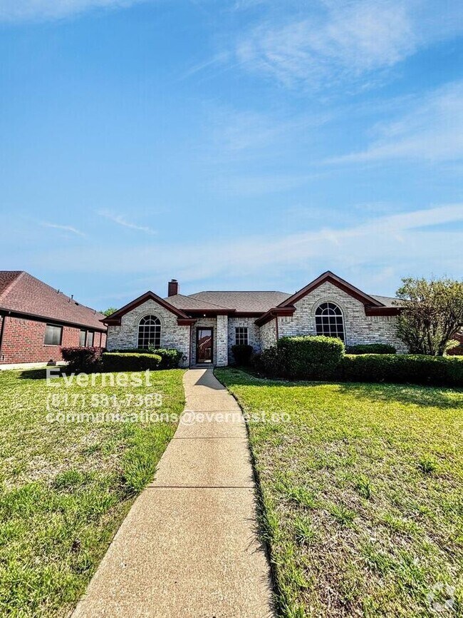 Building Photo - Spacious 3-Bedroom Home with Fenced Yard a...
