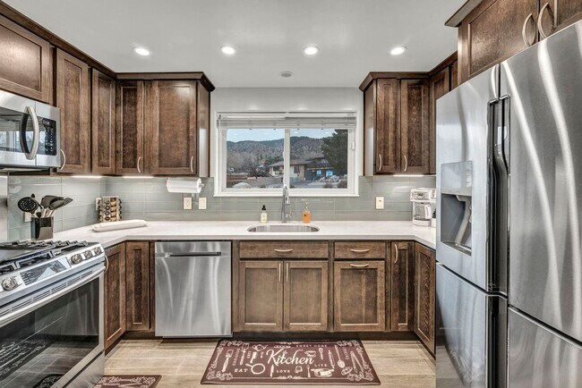 Building Photo - FULLY FURNISHED MOUNTAIN VIEW RETREAT with HOT TUB, RV PARKING & NO HOA