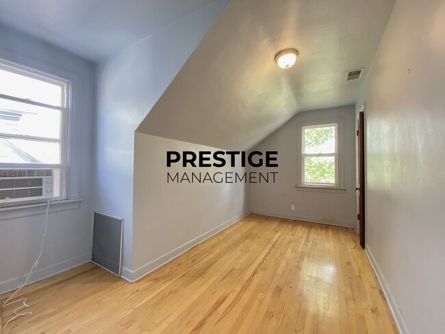 Building Photo - Spacious 2BD Apartment With Den