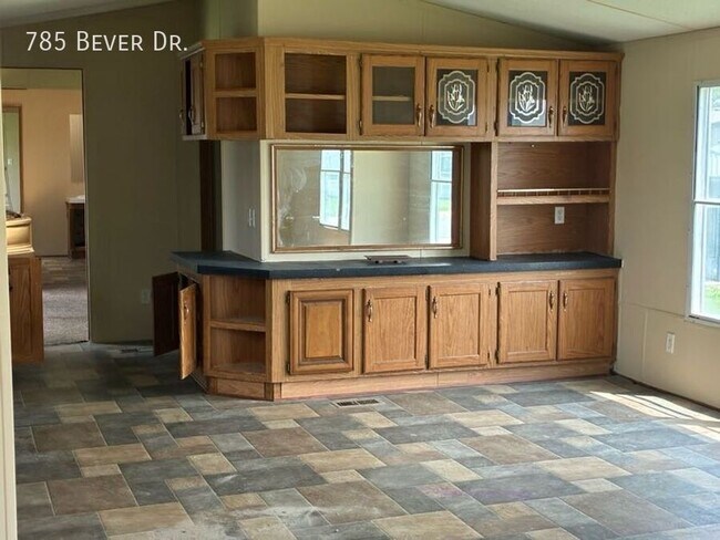 Building Photo - 785 N Bever Dr