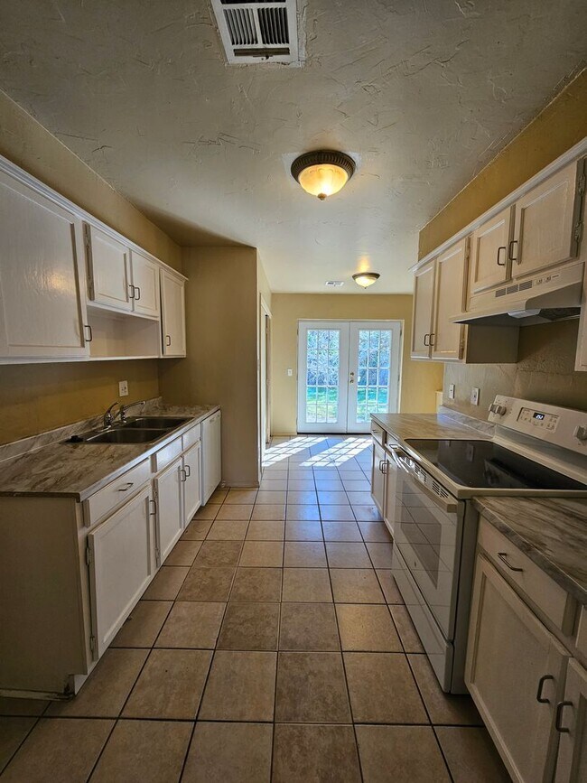 Building Photo - (3) Bed/(2) Bath Pets Negotiable Avail NOW!