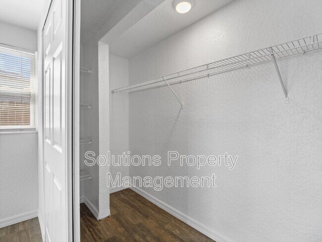 Building Photo - 2033 Robinhood Dr