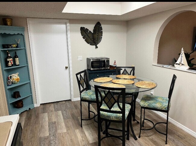 Building Photo - 3193 Desoto Dr