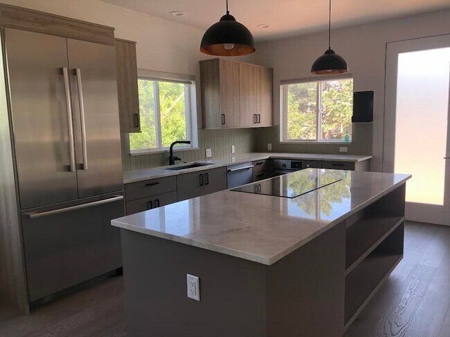 Building Photo - Beautiful 3 Bed, 4 Bath Home, Stunning Views from Rooftop Deck, D-12, close to DT and Military