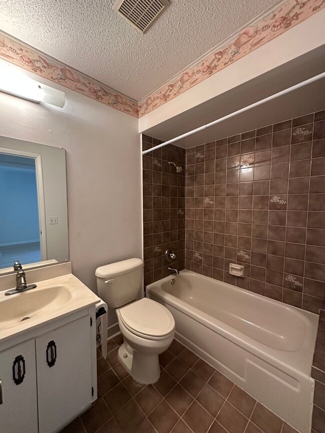 Building Photo - Lovely 2 Bedroom 2 Full bath Condo in the ...