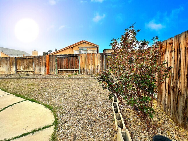 Building Photo - 2826 San Ramon Dr