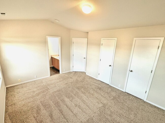 Building Photo - 2 Bedroom 2.5 Bath Townhome