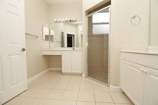 Building Photo - 523 Gardendale Cir SE