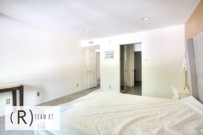 Building Photo - Lovely and Minimalist 2 Bedroom Condo in D...