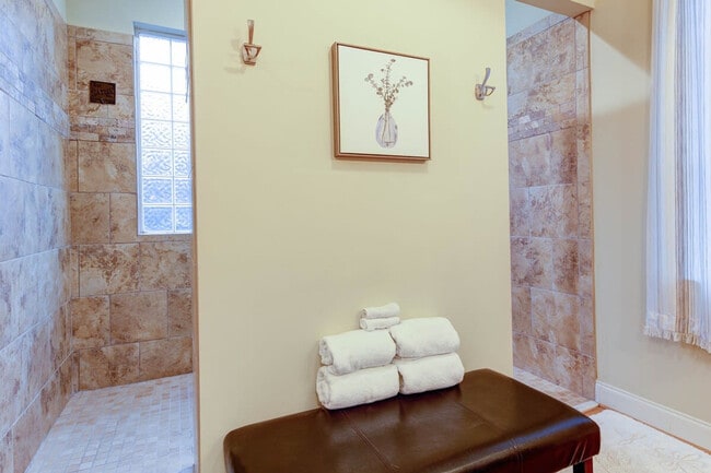 Building Photo - 376 Grandview Dr