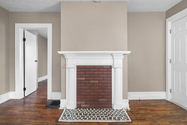 Building Photo - 2 Bedroom Pet Friendly Home For Rent Near APSU!