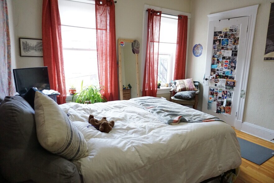 Building Photo - 165 Kelton St