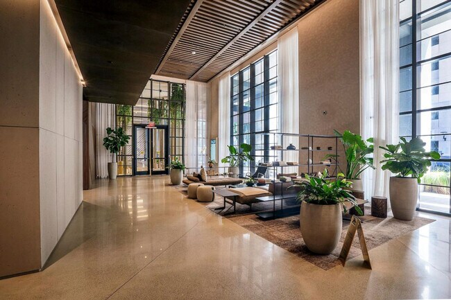 Building Photo - 601 NE 1st Ave