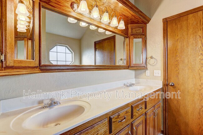 Building Photo - 500 Loyd Ln