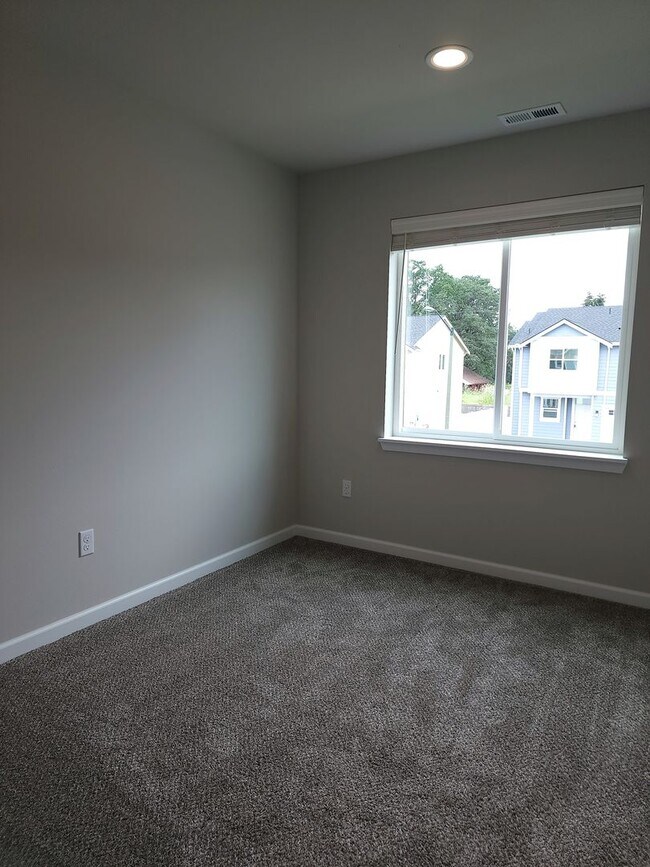 Building Photo - 15717 View Dr Ct SE