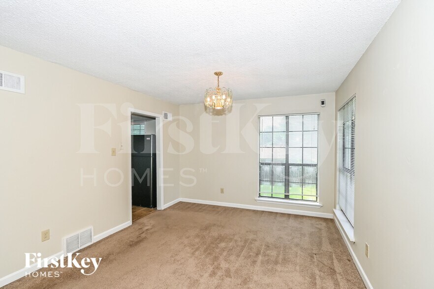 Building Photo - 2101 Hornsby Cove