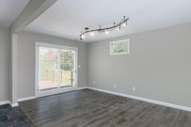 Building Photo - 690 North Dr