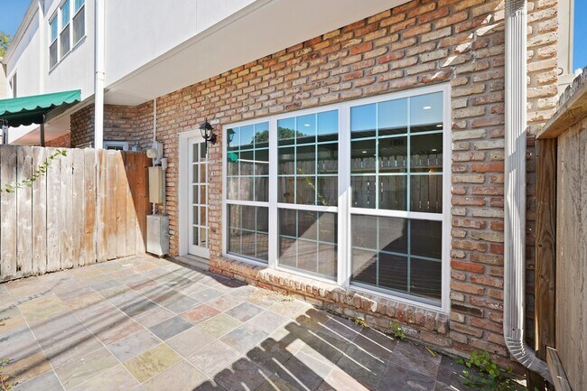 Building Photo - 2010 Stoney Brook Dr