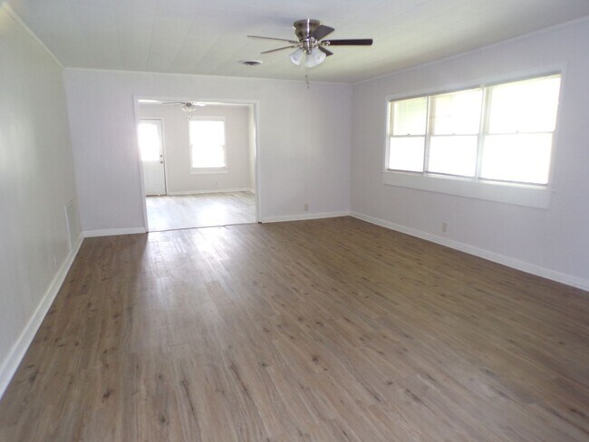 Building Photo - 104 Glenn St