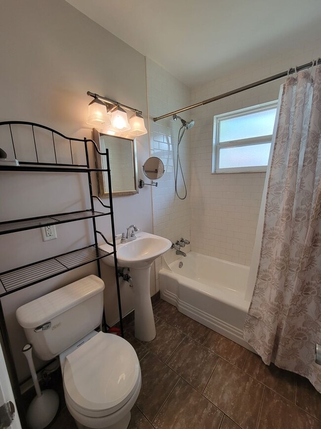 Building Photo - 2 BEDROOM 1 BATH HOME