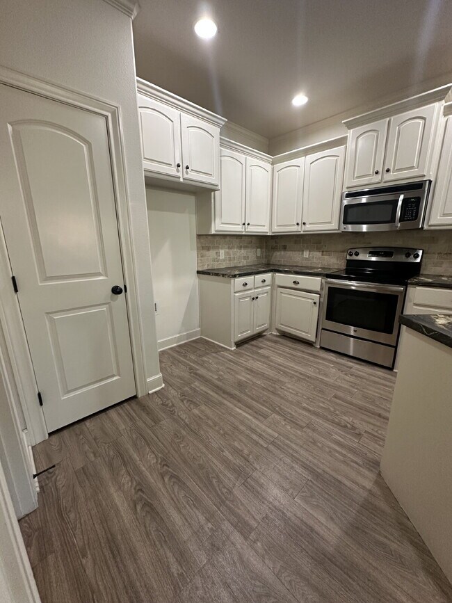 Building Photo - Beautifully Maintained Duplex - Lease Only