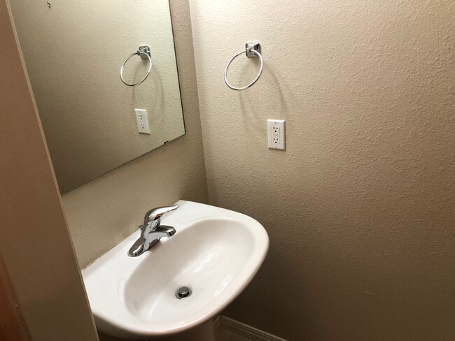 Building Photo - 1500 East Side Dr