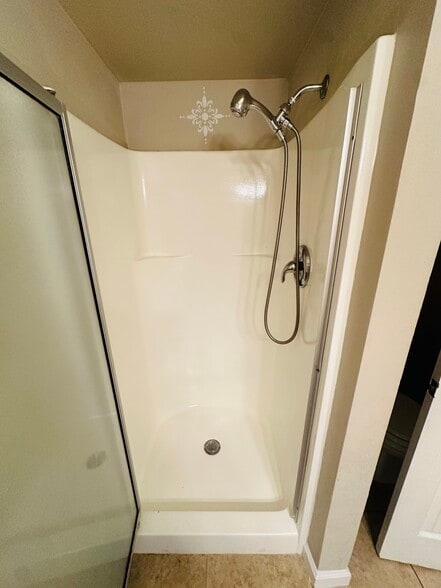 Building Photo - 6005 Hill Dale Ct