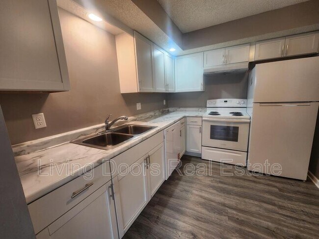 Building Photo - 660 S 20th St