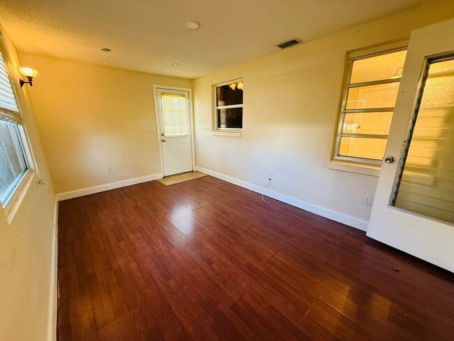 Building Photo - 3 Bed and 1.5 Bath