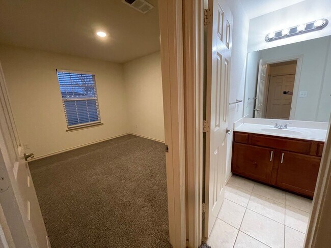 Building Photo - 1109-1111 Parkway Trail