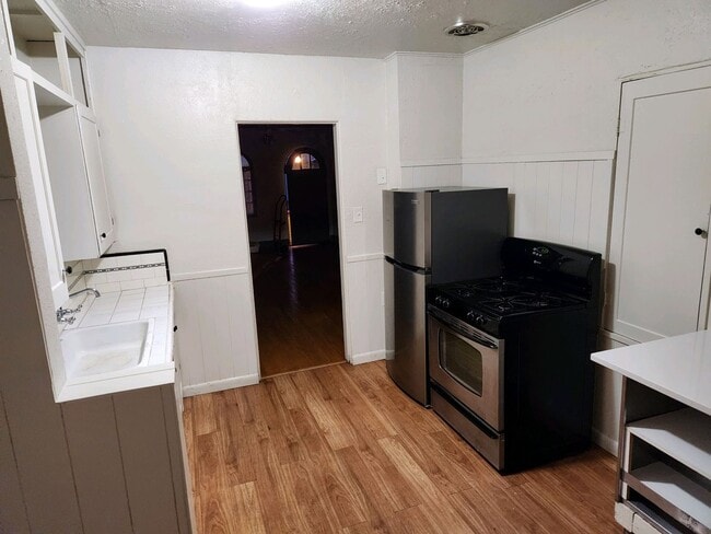 Building Photo - 1930's Bungalow Charmer, 2bdrm, 1 bath hou...
