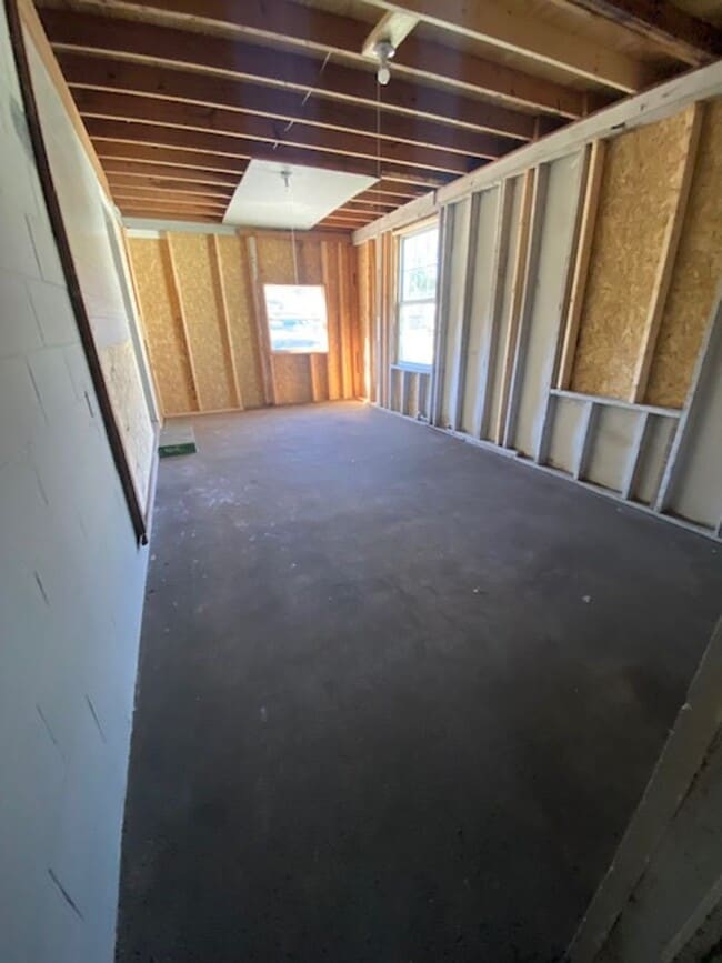 Building Photo - 2 Bed 1 Bath Home | Pet Friendly with Fenced Yard | Washer Dryer Hook Ups | Section 8 Welcome