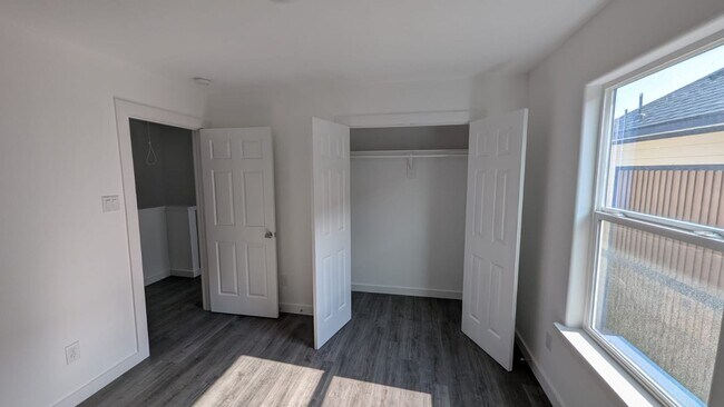 Building Photo - ? Modern 3-Bedroom Duplex with Open Layout ?