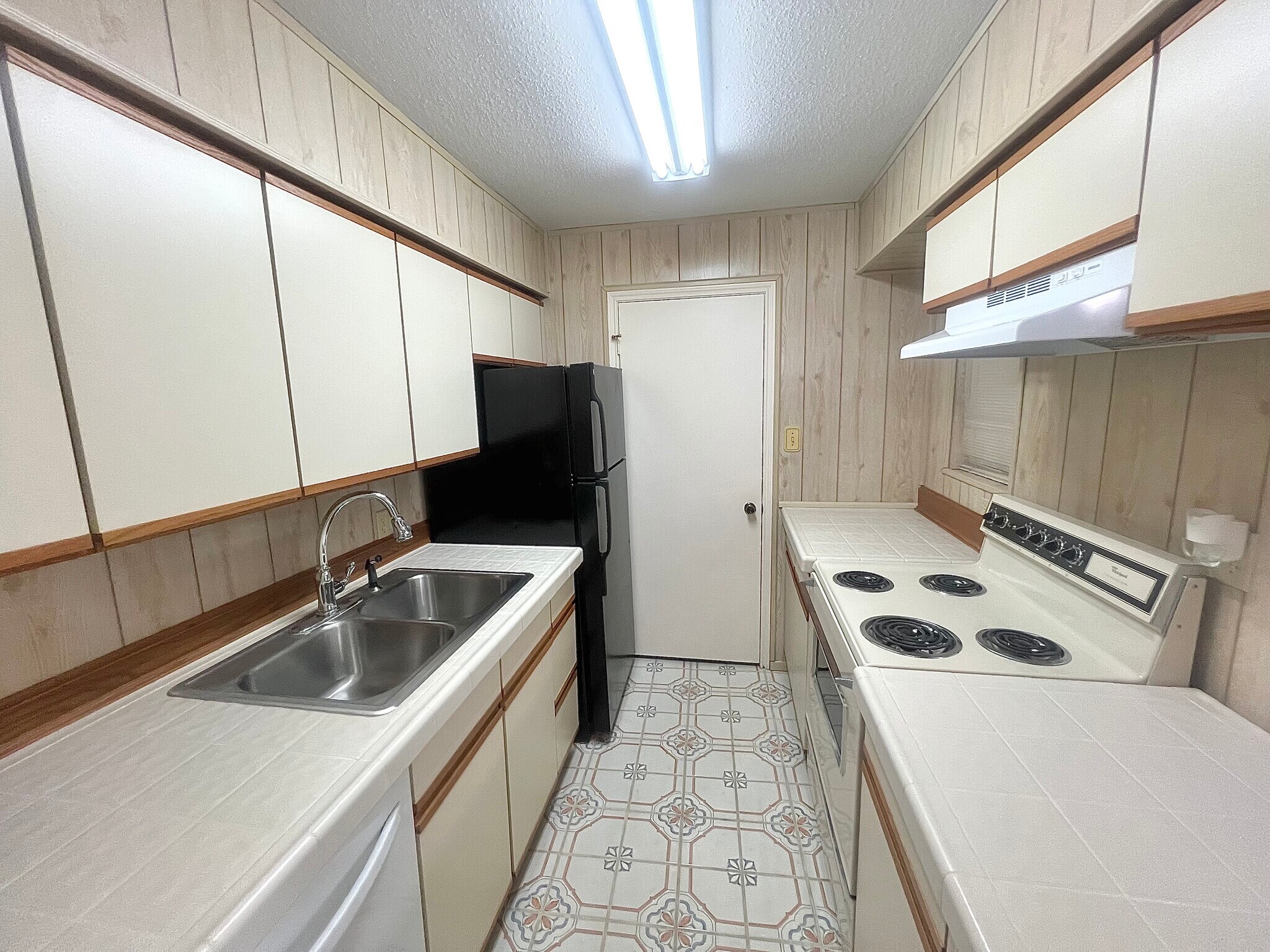 Kitchen - 9550 Deering Dr