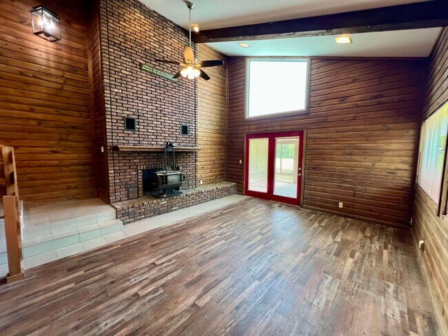 Building Photo - Cabin Style Home on Equestrian Farm *Priva...