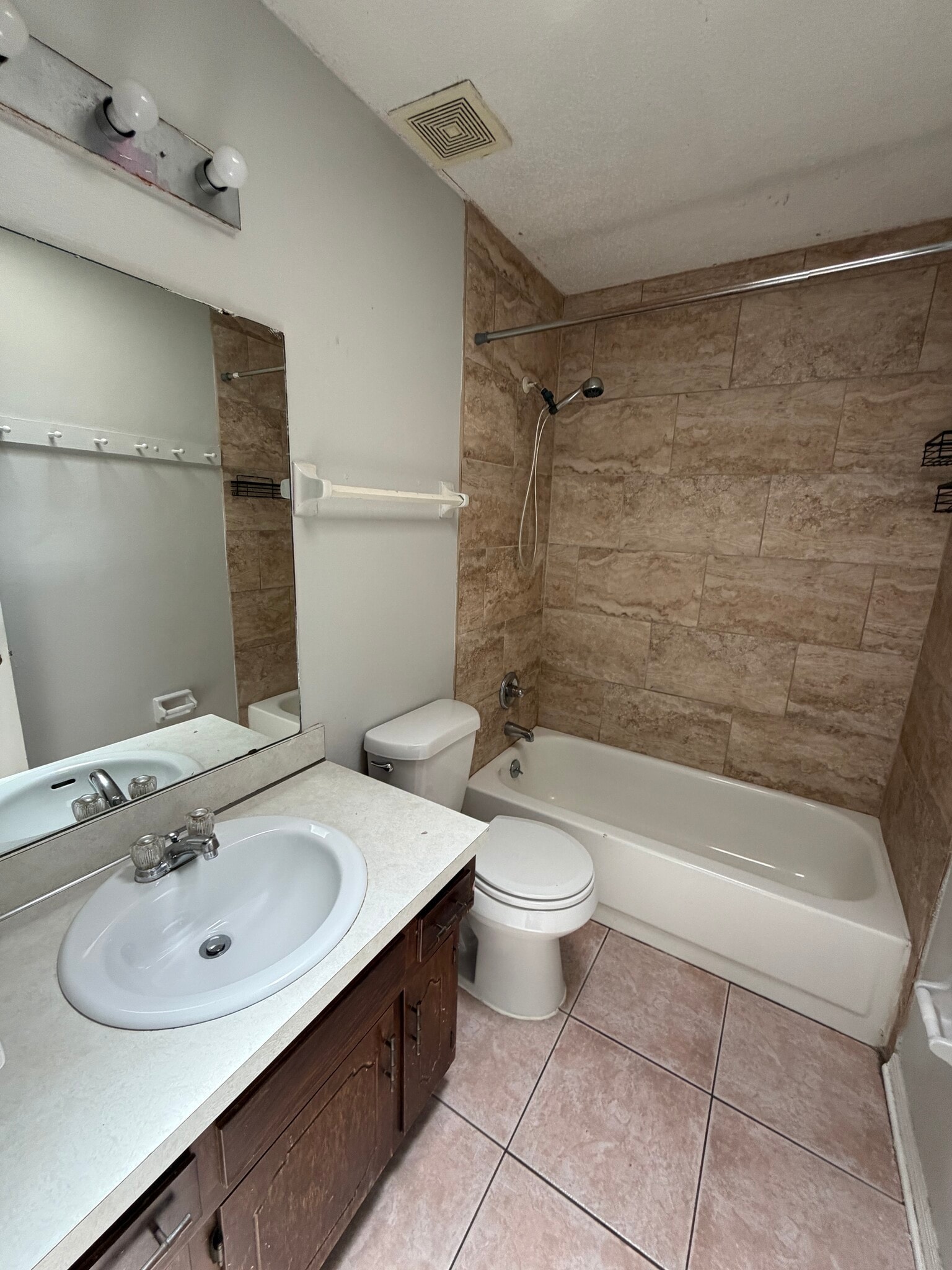 Building Photo - 8418 Bottlebrush Ct