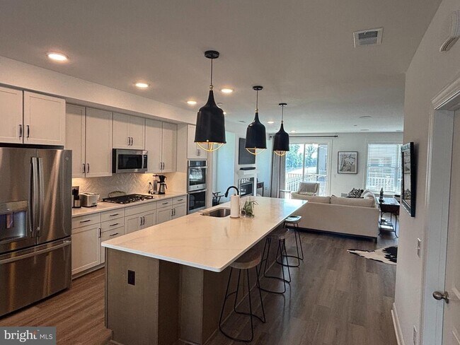 Building Photo - 5030 Longmire Wy