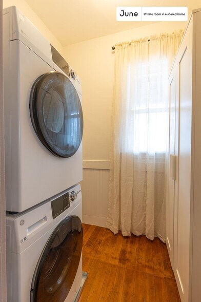 Building Photo - Room in Shared 3 bed/1 bath home