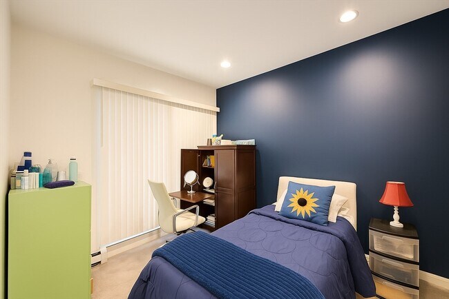Building Photo - 390 Riverway