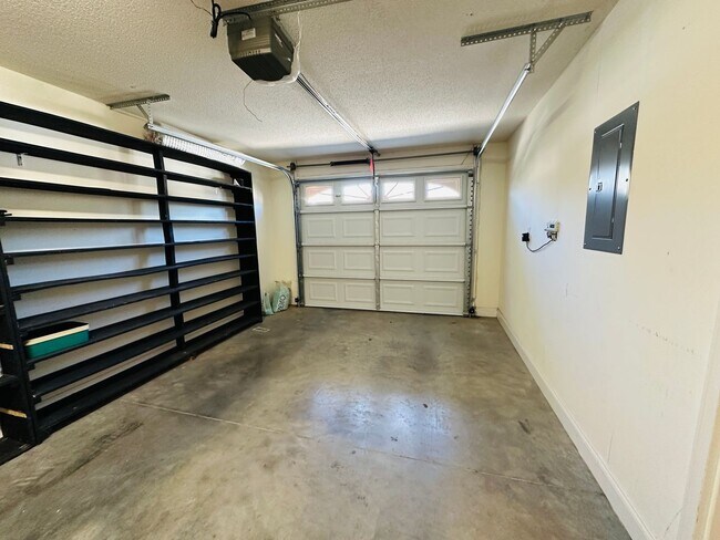 Building Photo - 2BR/2BA condo – Vaulted Ceilings, Granite Kitchen & Prime North Knoxville Location